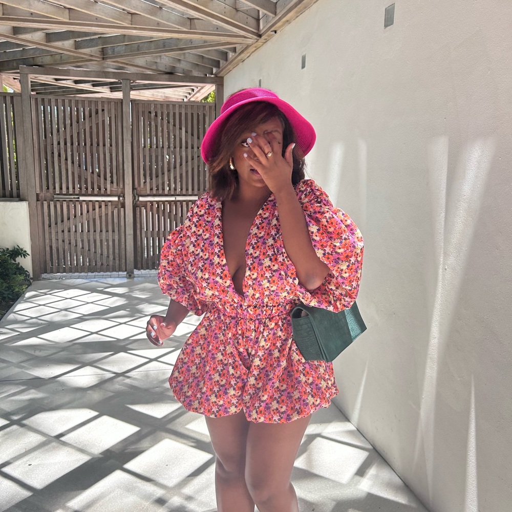 Beautiful bubble romper. Nice heavy material with vibrant colors! Worn once